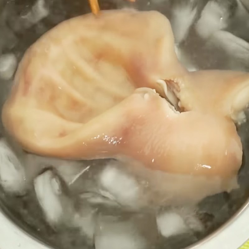 Bước 5 Cắt tai heo Gỏi ổi tai heo