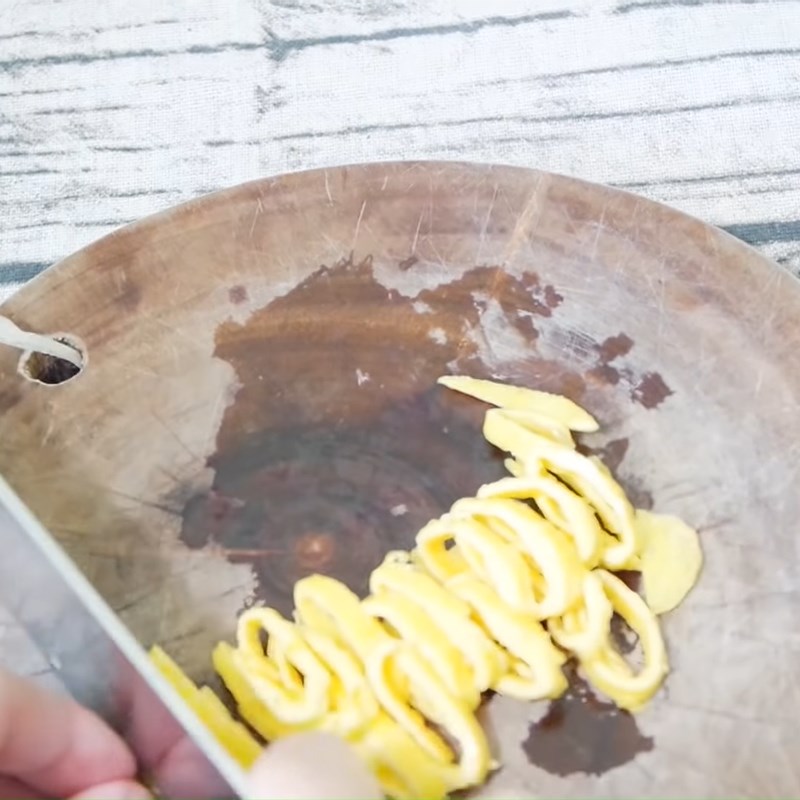 Bước 4 Cắt thịt bò và chiên trứng Canh bánh gạo tteokbokki (tteokguk)