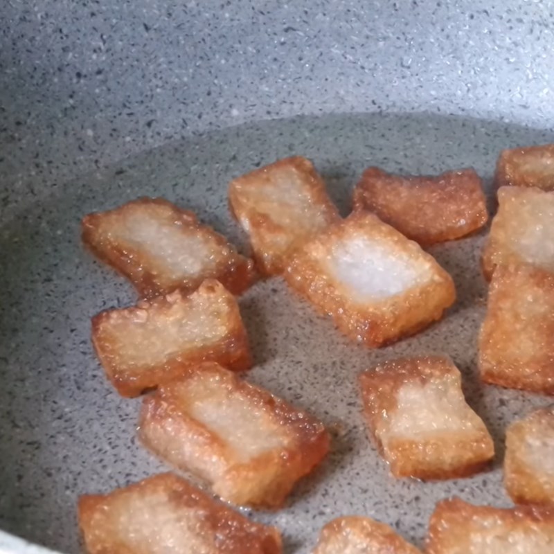 Bước 4 Cắt và chiên bánh Bột chiên khoai môn trứng ốp la