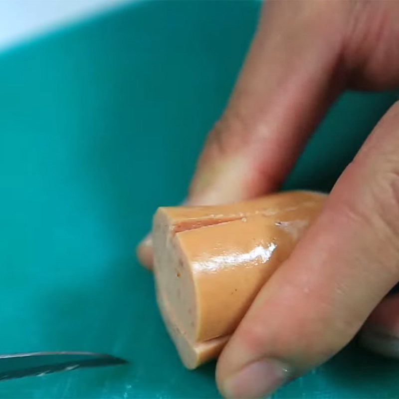 Bước 1 Cắt và luộc xúc xích Xúc xích bạch tuộc lắc phô mai