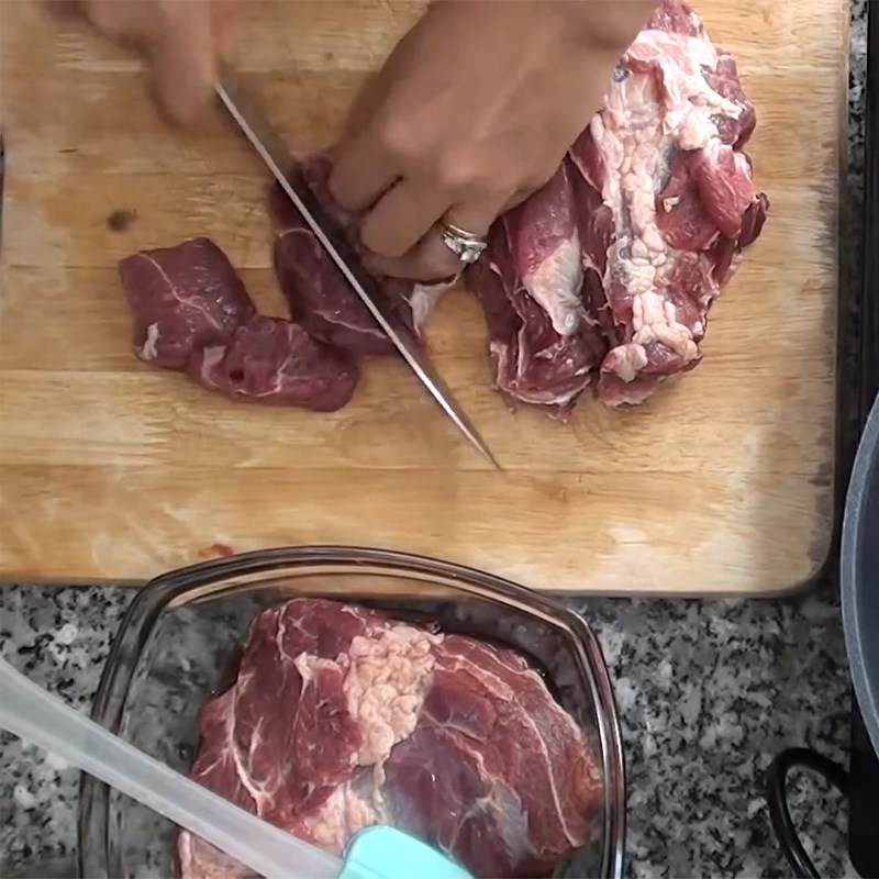 Bước 3 Cắt và ướp thịt Thịt hầm nấm đông cô