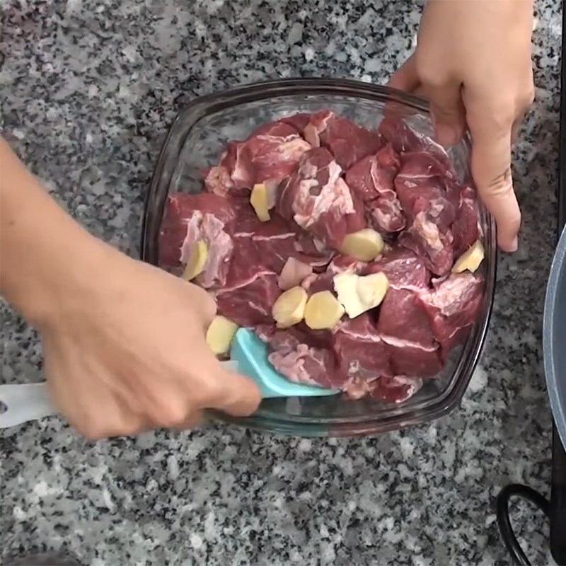 Bước 3 Cắt và ướp thịt Thịt hầm nấm đông cô