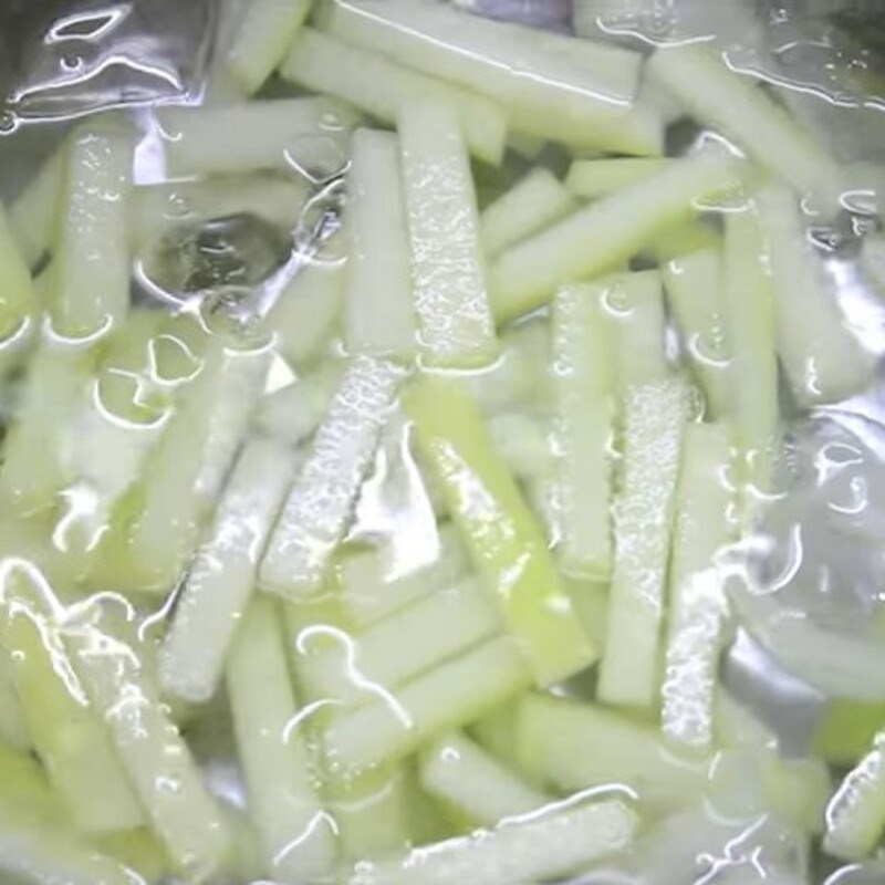 Bước 3 Chần bí đao Cách làm mứt bí đao không cần phèn chua