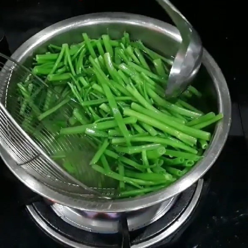 Bước 2 Chần chem chép và rau muống Chem chép xào rau muống
