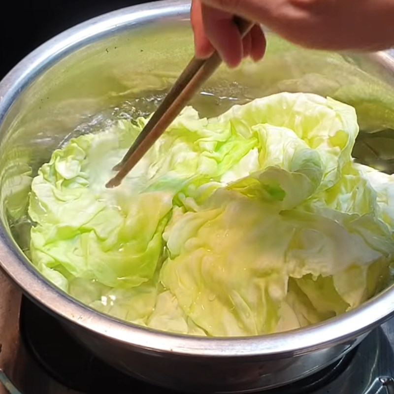 Bước 4 Chần sơ bắp cải Bắp cải cuộn đậu hũ kho tiêu