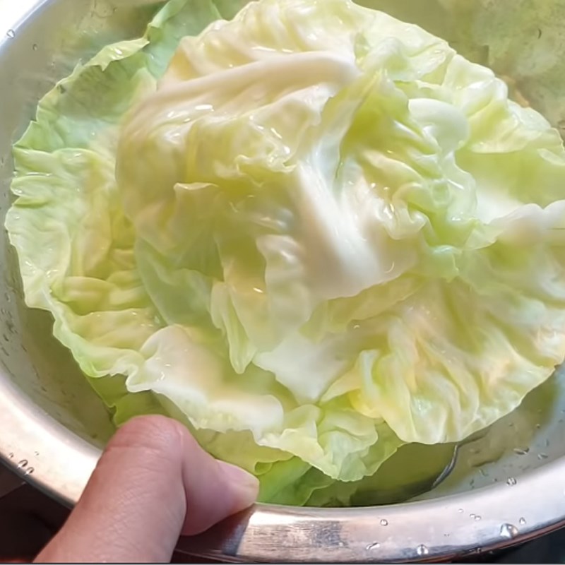 Bước 4 Chần sơ bắp cải Bắp cải cuộn đậu hũ kho tiêu