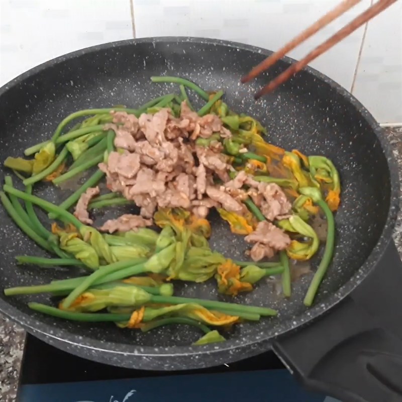 Bước 3 Xào thịt bò và bông bí Bông bí xào thịt bò