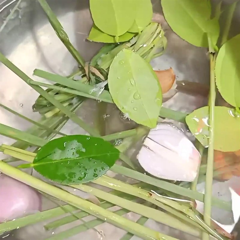 Bước 2 Chần sơ chân gà Chân gà sốt Thái xoài non