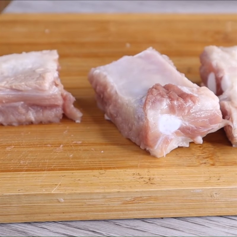 Bước 2 Chần sơ sườn Cà ri sườn heo