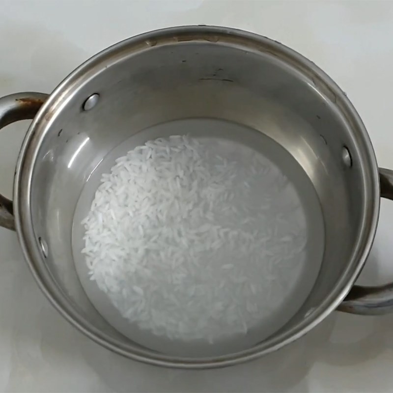 Bước 1 Ngâm gạo và nấu cháo Cháo tôm rau cải ngọt phô mai