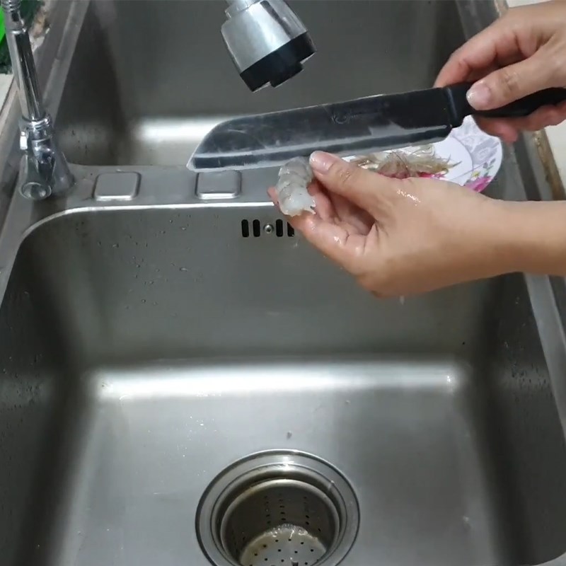 Bước 2 Sơ chế tôm và rau cải Cháo tôm rau cải ngọt phô mai