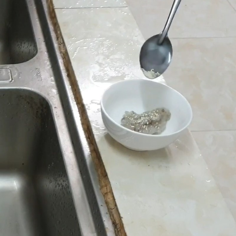 Bước 2 Sơ chế tôm và rau cải Cháo tôm rau cải ngọt phô mai