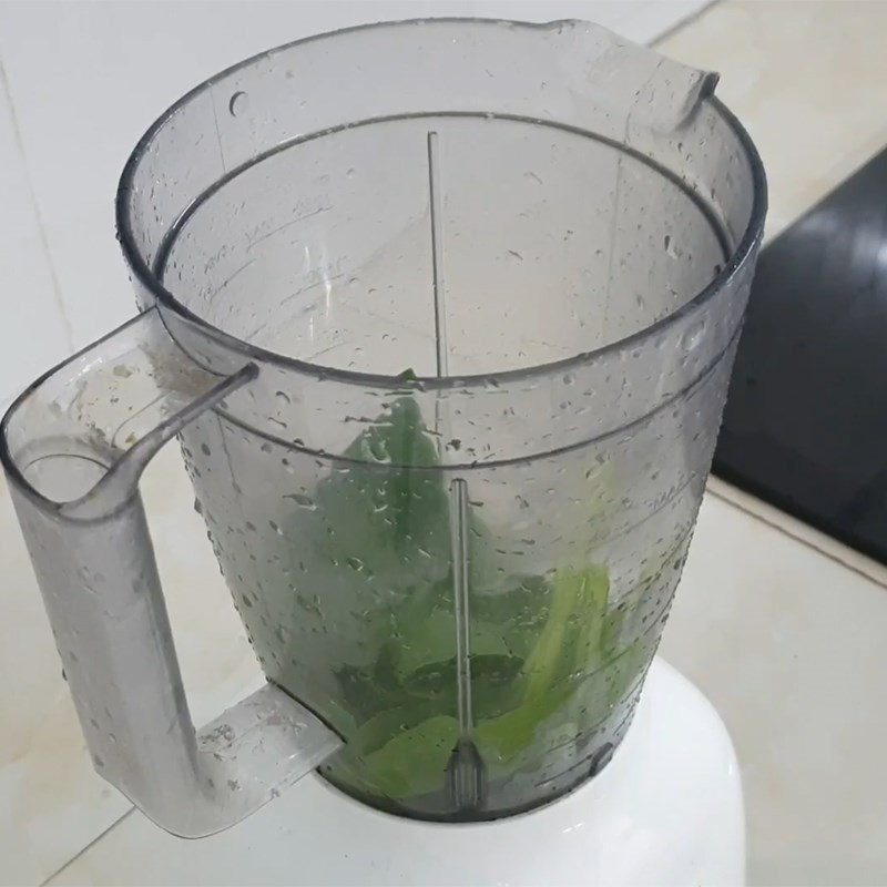 Bước 2 Sơ chế tôm và rau cải Cháo tôm rau cải ngọt phô mai