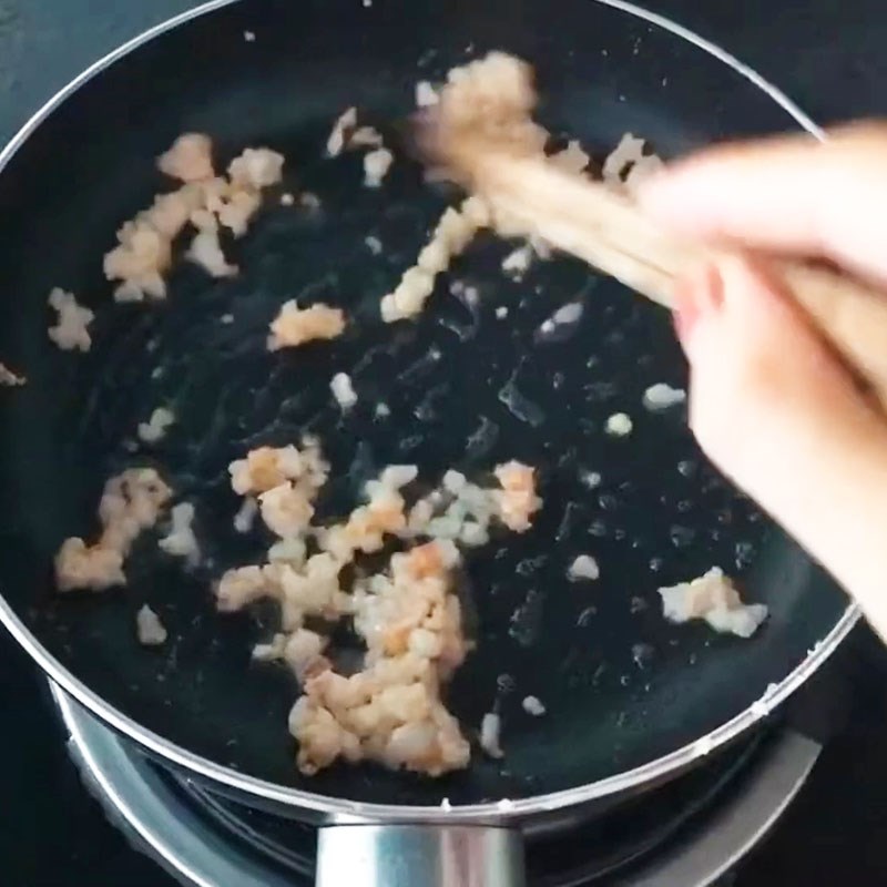 Bước 2 Xào tôm Cháo tôm khoai tây cà rốt