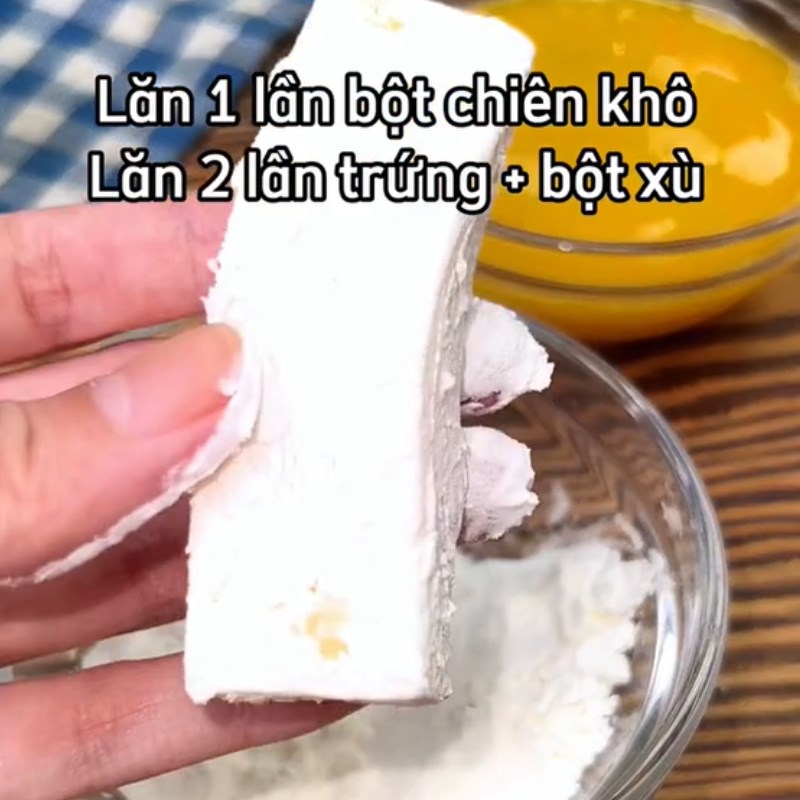 Bước 2 Chế biến Bánh sữa tươi chiên (Công thức được chia sẻ từ Tiktok Cách Nấu Ngon cùng Cách Nấu Ngon)