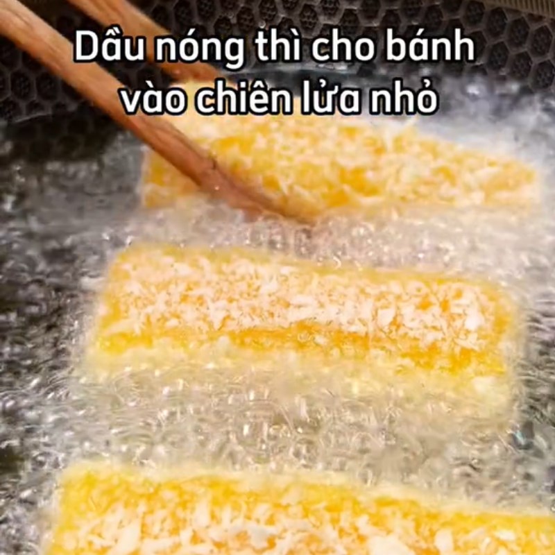Bước 2 Chế biến Bánh sữa tươi chiên (Công thức được chia sẻ từ Tiktok Cách Nấu Ngon cùng Cách Nấu Ngon)