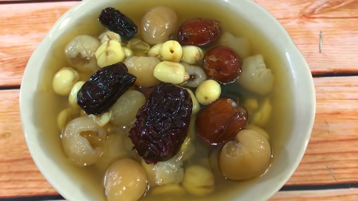 Chè nhãn nhục hạt sen táo đỏ