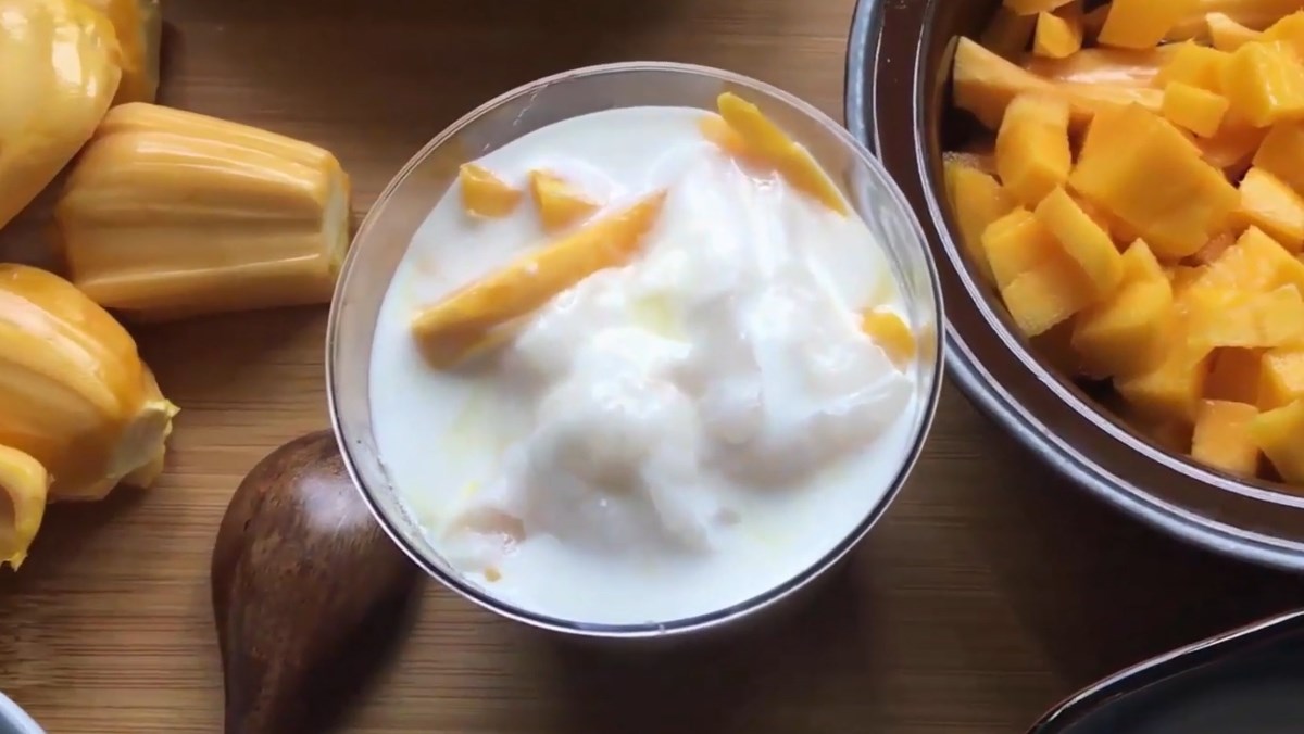 Chè nếp cẩm sữa chua trái cây