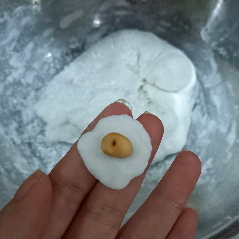 Bước 2 Trộn bột và tạo hình cho viên chè Cách làm chè bột lọc nhân đậu phộng (lạc)