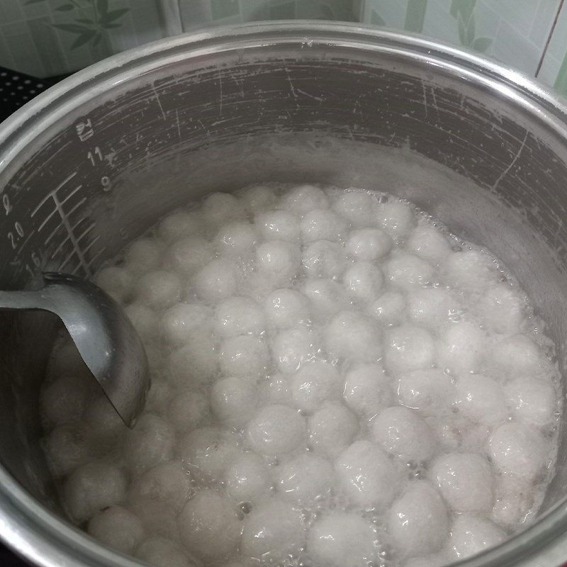Bước 4 Nấu chè Cách làm chè bột lọc nhân đậu phộng (lạc)