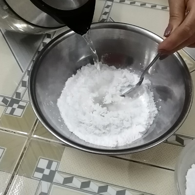 Bước 2 Trộn bột và tạo hình cho viên chè Cách làm chè bột lọc nhân đậu phộng (lạc)