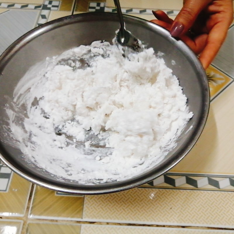 Bước 2 Trộn bột và tạo hình cho viên chè Cách làm chè bột lọc nhân đậu phộng (lạc)
