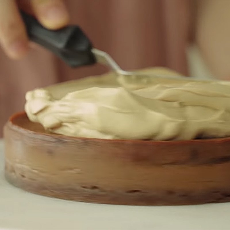 Bước 5 Phết kem và trang trí Cheesecake cà phê