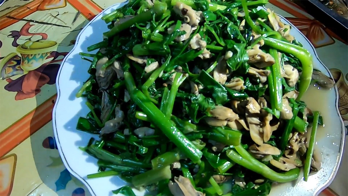 Chem chép xào rau cần