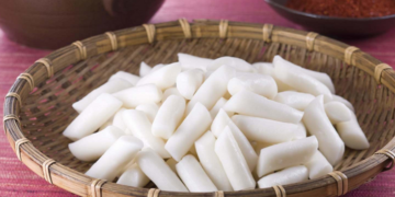 Cách làm tokbokki - bánh gạo Hàn Quốc từ bột gạo đơn giản tại nhà 57 chi tiet cong thuc cach lam banh gao han quoc tokbokki deo mem 760x367 1