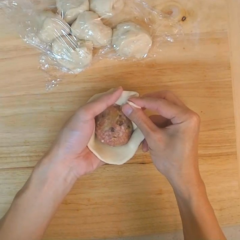 Bước 6 Chia bột và bọc nhân Bánh bao bằng bột mì và bột nở