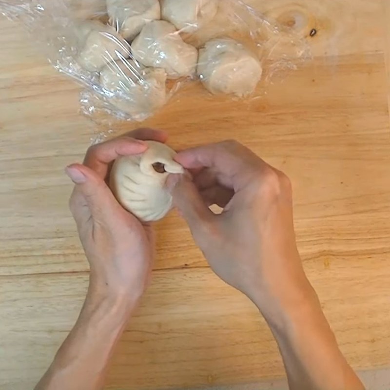 Bước 6 Chia bột và bọc nhân Bánh bao bằng bột mì và bột nở