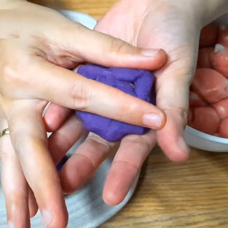 Bước 3 Chia bột và bọc nhân xúc xích Bánh khoai lang tím bọc xúc xích chiên