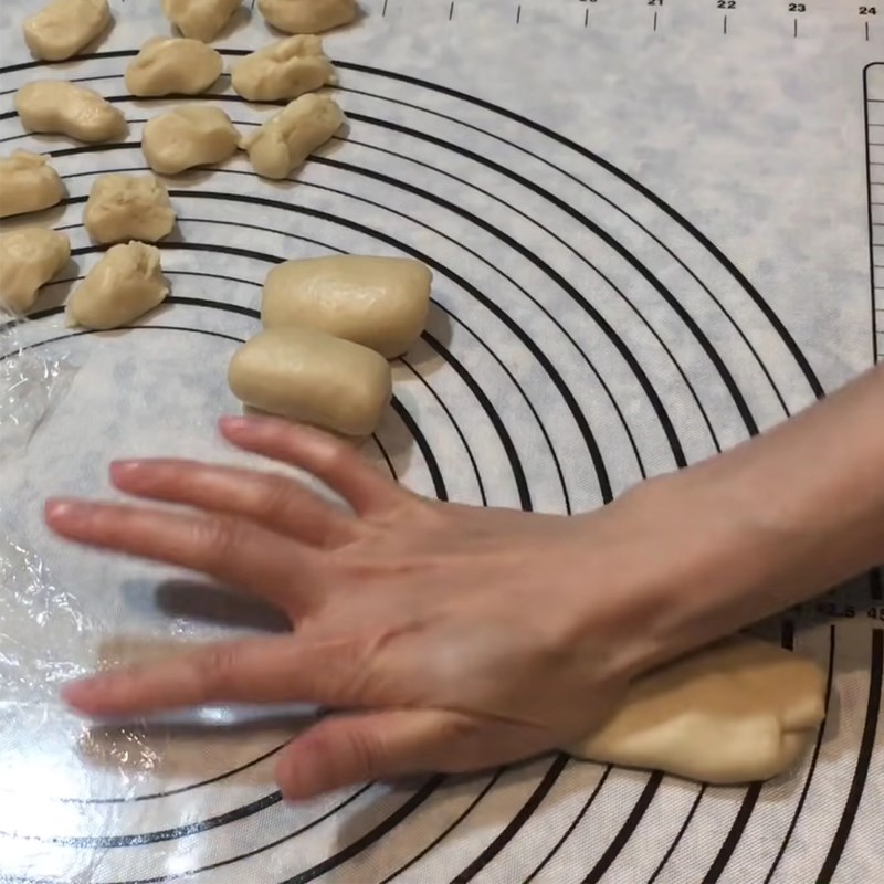 Bước 5 Chia bột và cuộn bột Bánh pía chay