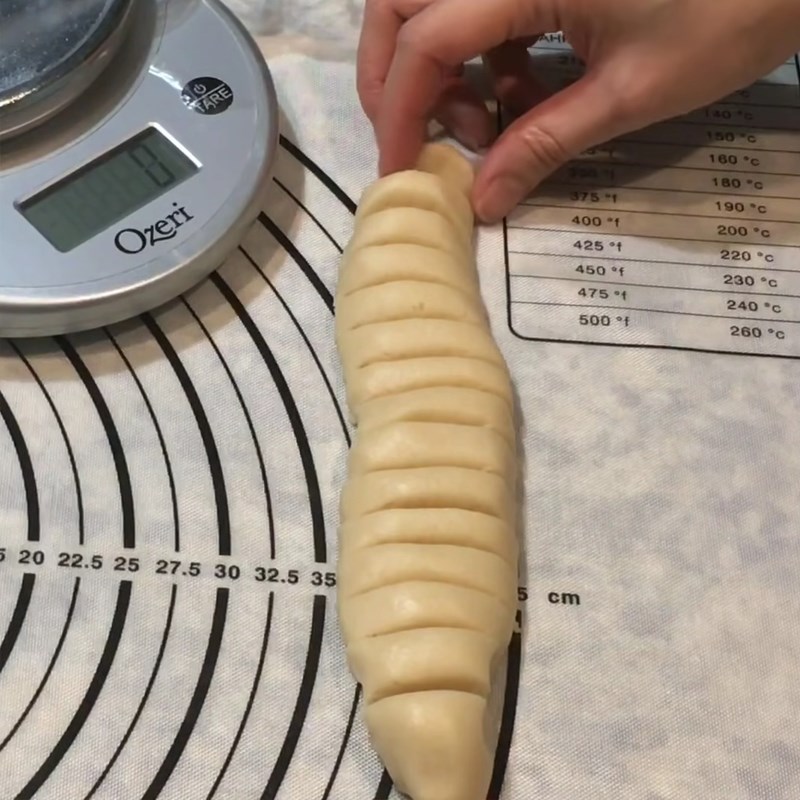 Bước 5 Chia bột và cuộn bột Bánh pía chay