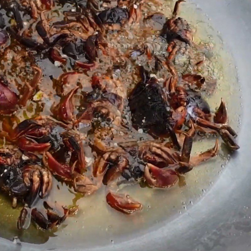 Bước 3 Chiên ba khía Ba khía rang me