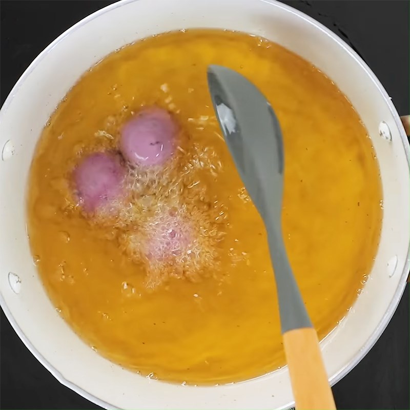 Bước 4 Chiên bánh khoai lang tím Bánh khoai lang tím bọc phô mai chiên giòn
