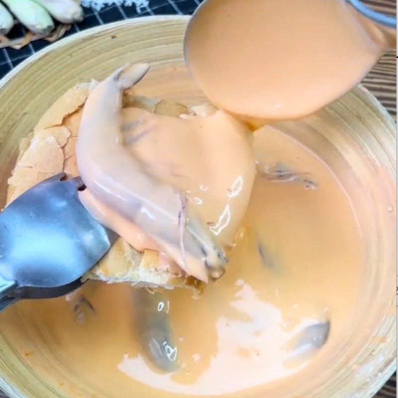 Bước 2 Chiên bánh Bánh mì tôm chiên (Công thức được chia sẻ từ Tiktok Cách Nấu Ngon cùng Cách Nấu Ngon)