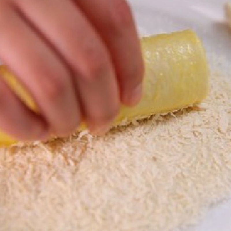 Bước 3 Chiên bánh bánh mì cuộn xúc xích phô mai