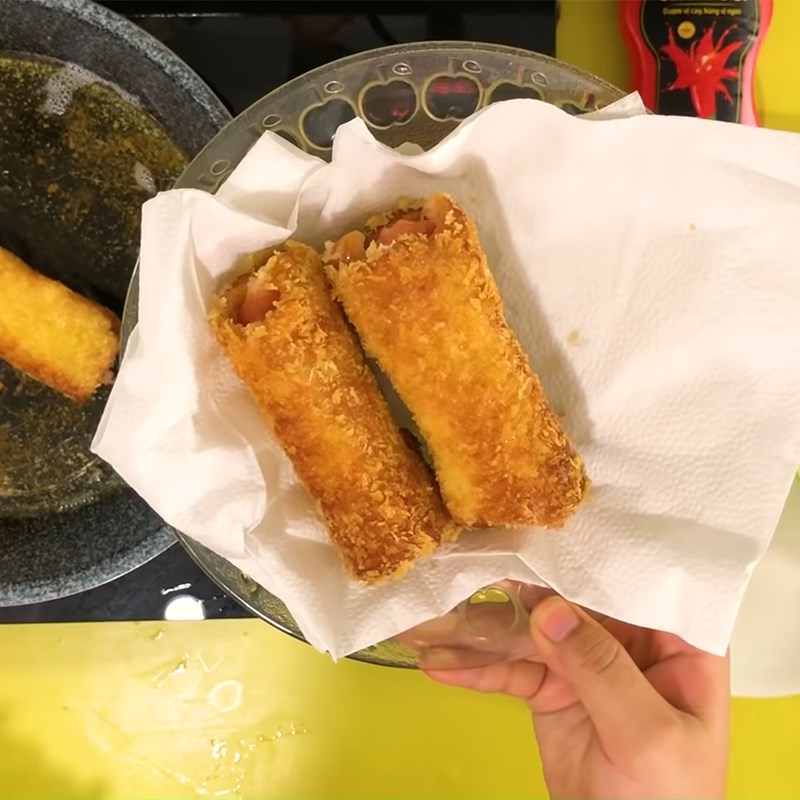 Bước 3 Chiên bánh Sandwich cuộn xúc xích