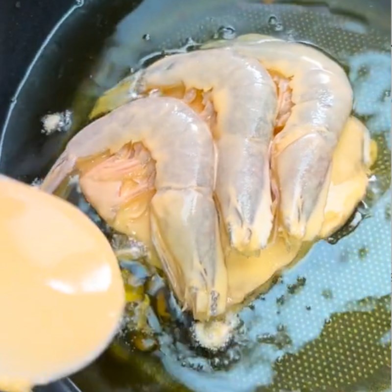 Bước 2 Chiên bánh Bánh mì tôm chiên (Công thức được chia sẻ từ Tiktok Cách Nấu Ngon cùng Cách Nấu Ngon)