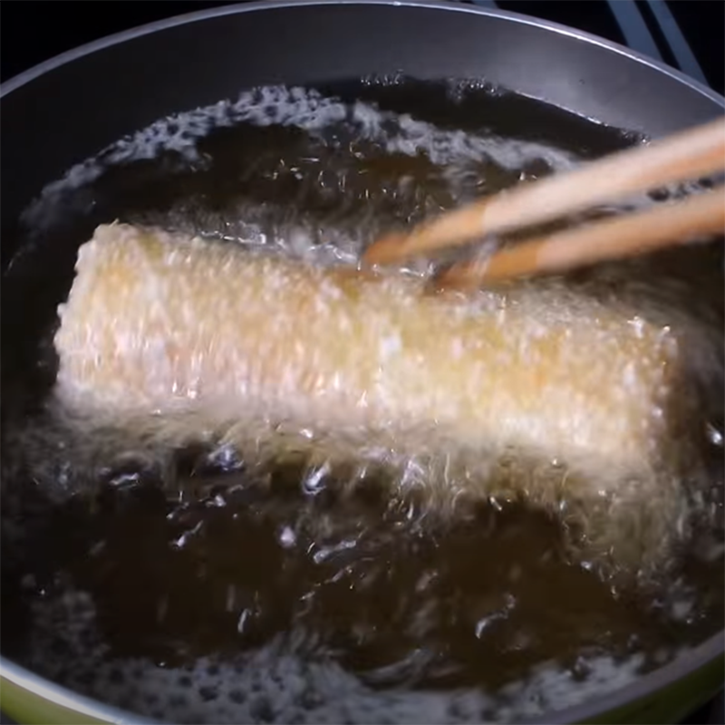 Bước 3 Chiên bánh bánh mì cuộn xúc xích phô mai