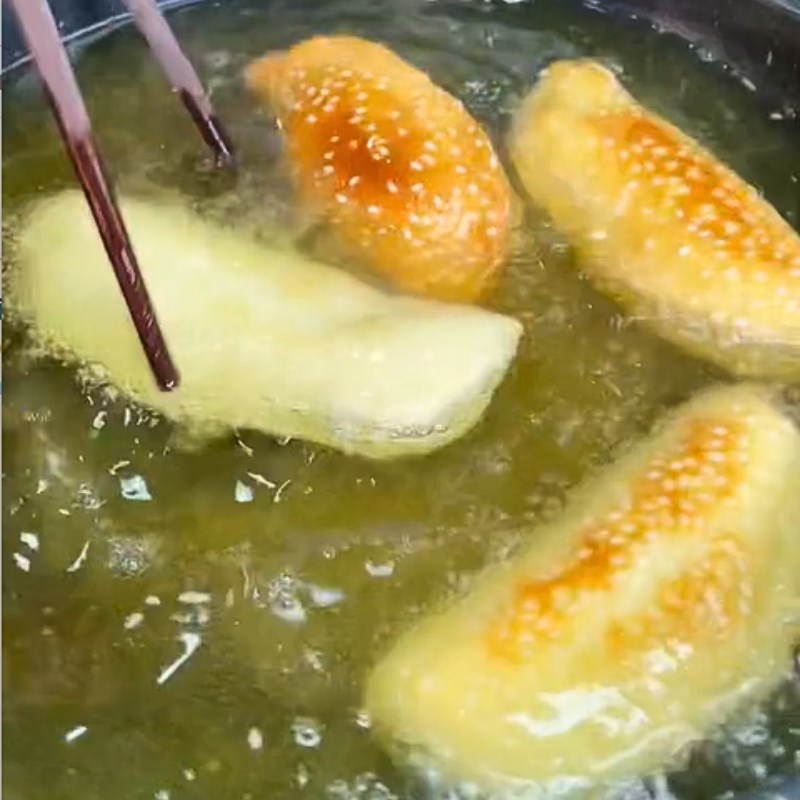 Bước 4 Chiên bánh Bánh tiêu sầu riêng (Công thức được chia sẻ từ Tiktok Cách Nấu Ngon cùng Cách Nấu Ngon)