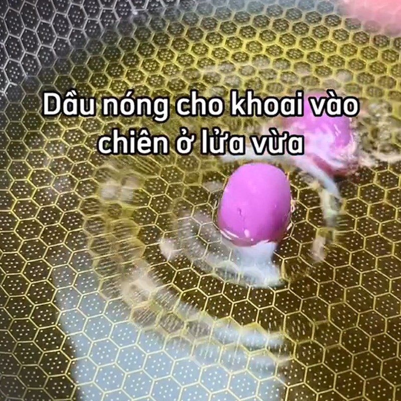 Bước 3 Chiên bánh Bánh khoai lang chiên phồng (Công thức được chia sẻ từ TikTok Cách Nấu Ngon cùng Cách Nấu Ngon)