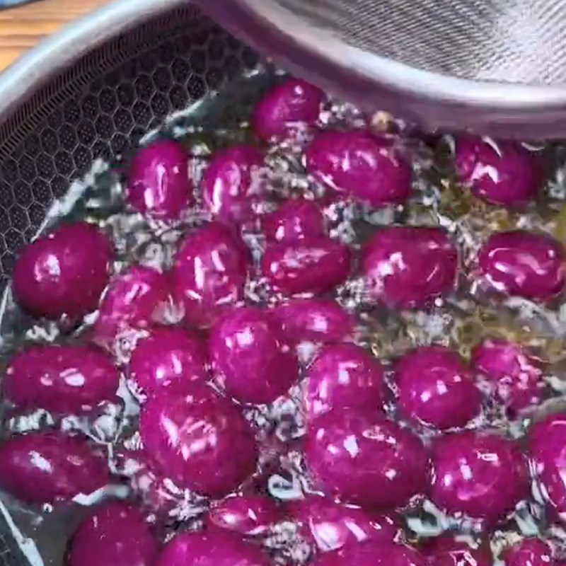 Bước 3 Chiên bánh Bánh khoai lang chiên phồng (Công thức được chia sẻ từ TikTok Cách Nấu Ngon cùng Cách Nấu Ngon)