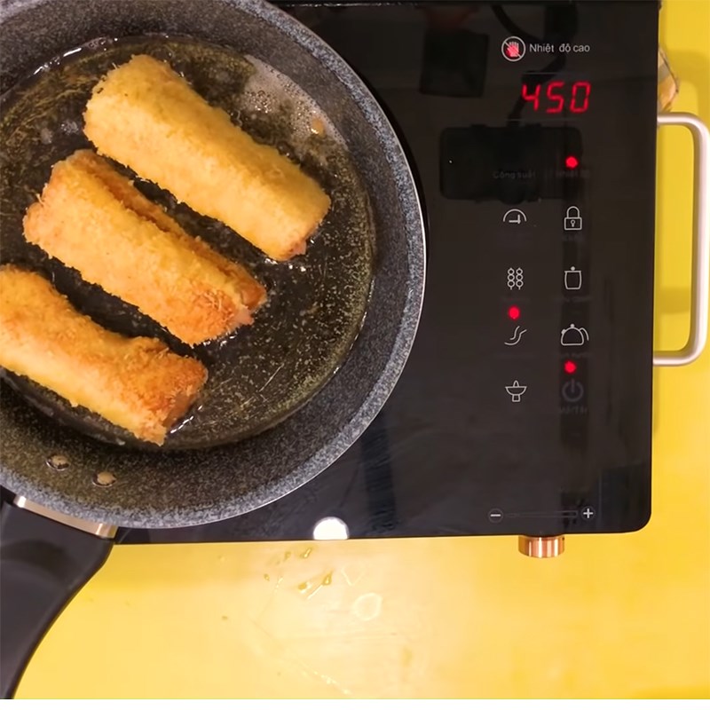 Bước 3 Chiên bánh Sandwich cuộn xúc xích