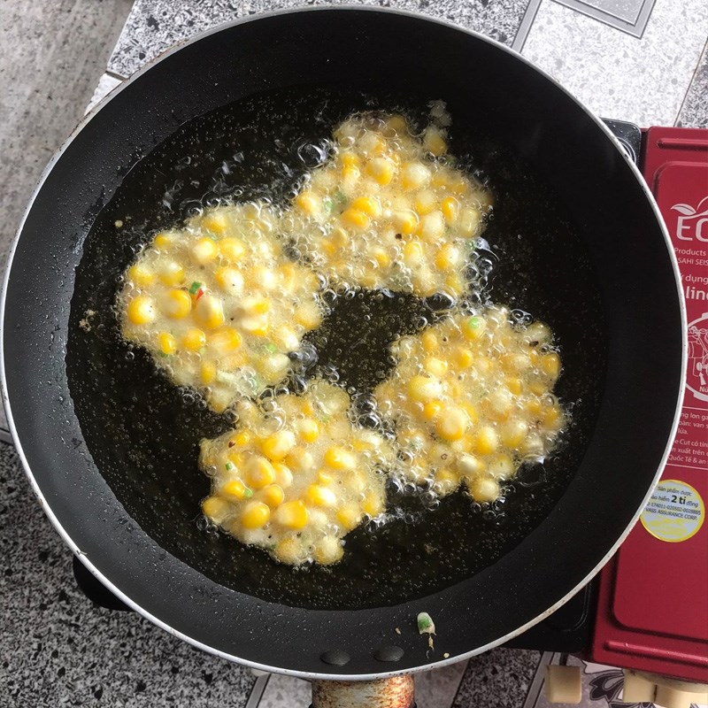 Bước 3 Chiên bánh bắp Bánh bắp chiên giòn