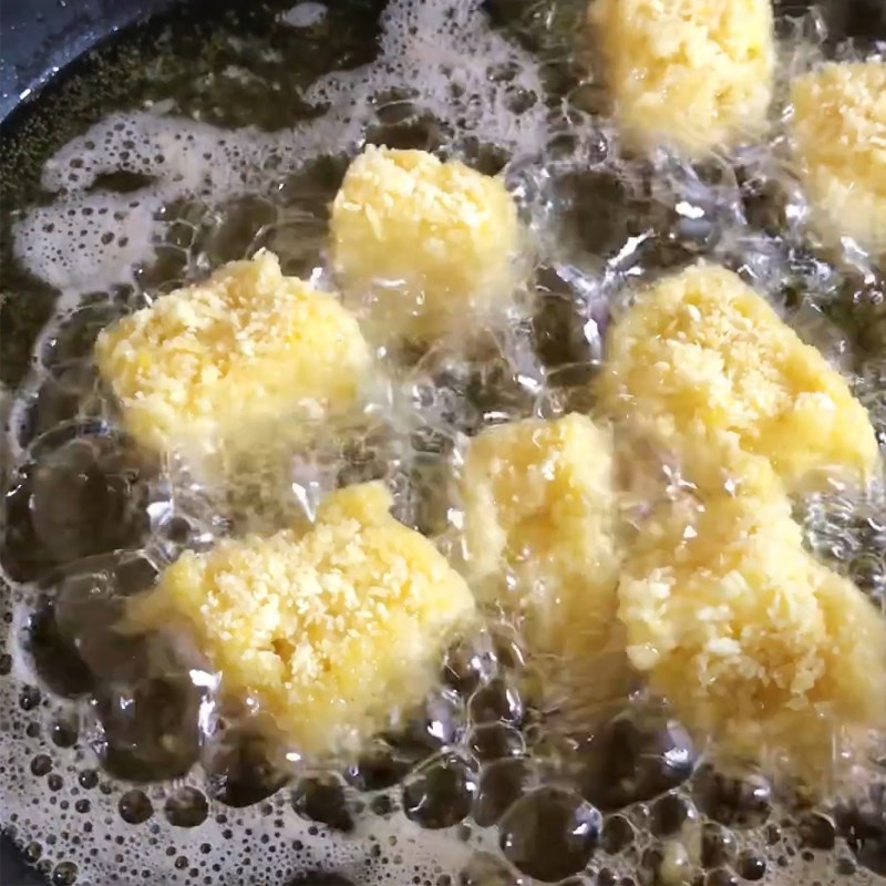 Bước 4 Chiên bánh bắp phô mai Bánh bắp phô mai chiên xù