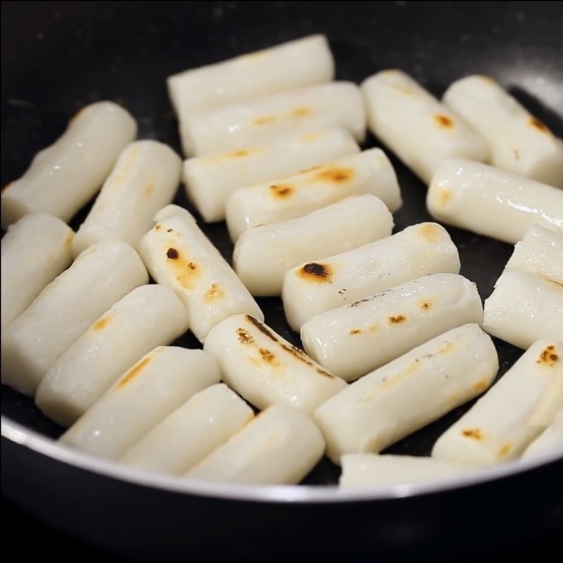 Bước 3 Chiên bánh gạo Gà xào bắp cải phô mai