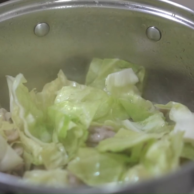 Bước 3 Xào gà Gà xào bắp cải