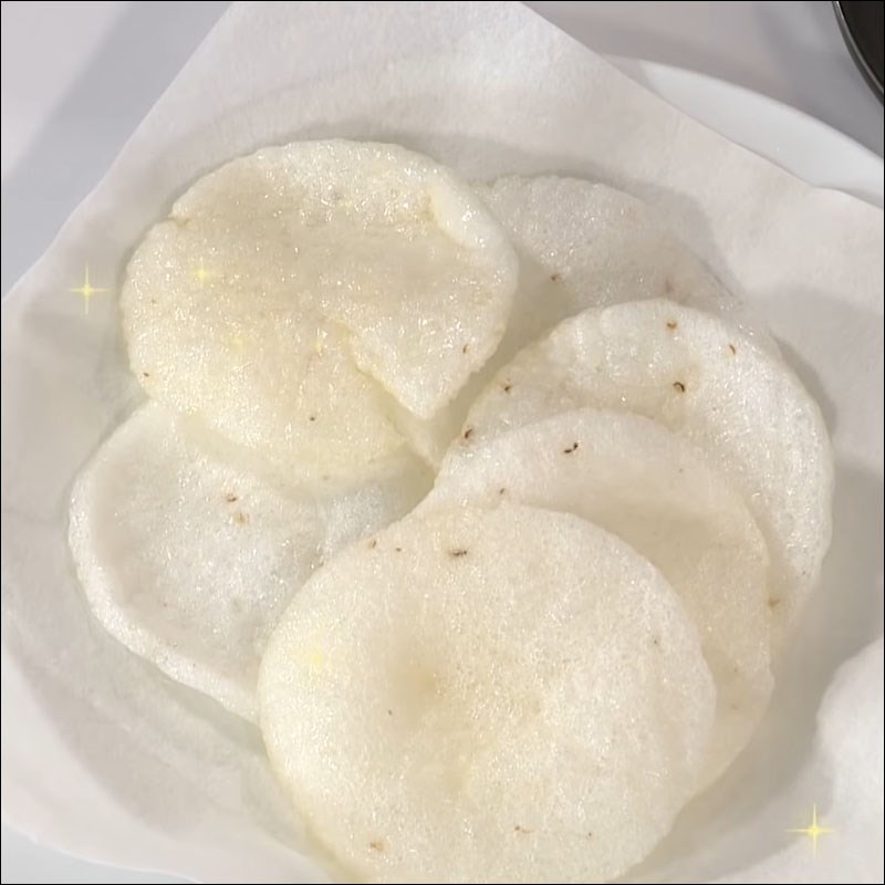 Bước 3 Chiên bánh phồng Lẩu cá hồi chanh dây